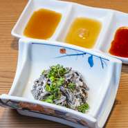 丁寧に下処理されたせんまい刺は臭みも無く絶品！ 当店は、ポン酢、ごま油、特製の辛ダレをご準備しております。