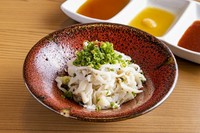 黒せんまいを手作業で手間暇かけて皮を剥いた白せんまい。臭みも無く絶品!せんまいがお苦手な方もお召上がれます。当店はポン酢、ごま油、特製の辛ダレをご準備しております。
