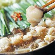 鮮度にこだわった最高級国産和牛のもつを使用しております。 しょうゆ味は、数種類の厳選しょうゆをベースに、もつのうま味が最大限味わえるあっさりとした味でございます。