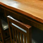 カウンター席があり、一人でも気軽に立ち寄れる雰囲気です。気さくな店主との会話も楽しみの一つ。日常を忘れ、ゆったりと食事を楽しめる心地よいひとときへと自然に誘われます。