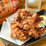 愛知県碧南市の白醤油を使った唐揚げや、地元の生産者から届く新鮮野菜など、土地の恵みを丁寧に活かした料理が評判。地域に根ざした食材が、ぬくもりあふれる一皿へと生まれ変わります。