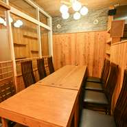 店内はシンプルでありながら、木の温もりを感じられる温かみある設え。肩の力を抜いて過ごせる穏やかな時間が広がります。料理と会話を楽しみながら、自然と笑顔になれる居心地のよい空間です。