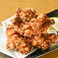 人気の唐揚げはテイクアウトでも利用可能。夕食のおかずやお酒のあてとしてもピッタリです。予約不要で手軽に受け取れるのもうれしいポイント。家族や友人への手土産にも喜ばれる一品です。