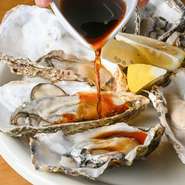 時季に応じてよりよい産地から牡蠣を厳選。常時5種類ほど揃えています。レモンやポン酢でさっぱりといただくほか、ウイスキーやタバスコ、バジルなど5種のトッピングソースで味変も可能。5個／10個盛りも選べます。