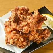 地元・碧南市の白醤油で下味をつけた『唐揚げ』。キッチンカー時代から多くのファンを魅了してきた逸品です。ビールやハイボールなど、どんなお酒にもピッタリ。衣の中からあふれる旨みが、口いっぱいに広がります。