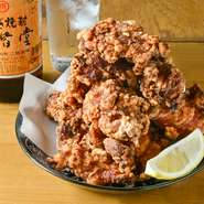 プレーンはもちろん、ねぎ塩、ヤンニョムチキン、八丁味噌、ハニーマスタードといった多彩なトッピング唐揚げも人気です。外はカリッと、中はジューシー。一口ごとに広がる香りと旨みが、こちらのお店の自慢です。