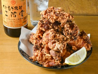 香り立つ旨みが広がる、食欲を誘う看板メニュー『唐揚げ』
