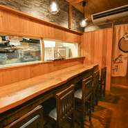 店内は「肩の力を抜いて楽しんでほしい」そんな店主の想いが込められた温かな空気が漂います。会話を楽しむ人も、静かに食事を味わう人も心地よく過ごせるよう、程よい距離感を大切に。何度も訪れたくなる一軒です。