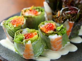 彩りも楽しい『具だくさんな生春巻き　にんにくマヨネーズソース』