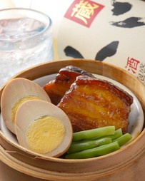 【名物】何時間も煮込んで仕上げた、とろとろのラフテー