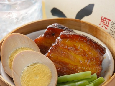 【名物】何時間も煮込んで仕上げた、とろとろのラフテー