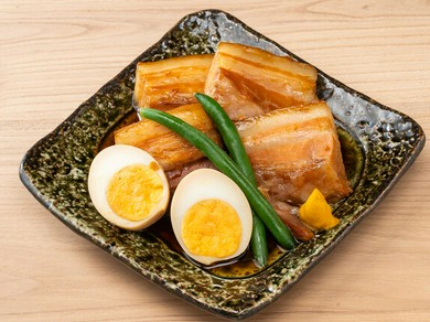 【名物】煮込んで仕上げた、とろとろのラフテー