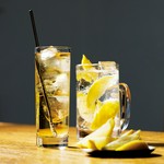 ひもの屋ではお料理との調和を大切に、こだわりの銘酒と多彩なお飲み物をご用意しております。
ハイボールには4種のウイスキーを贅沢に揃え、お茶割りも4種からお選びいただけます。