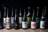 ひもの屋では、料理の味を引き立てる厳選の日本酒や焼酎も多数ラインナップ。辛口のキレが心地よい一杯から、まろやかな旨みを楽しめる銘柄まで幅広く取り揃えております。