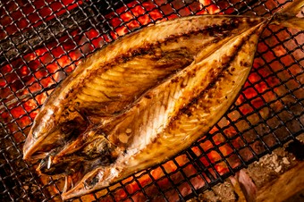 名物の干物から肉料理､〆の土鍋ごはんまで､ひもの屋の魅力を余すことなく味わえる贅沢なプレミアムコース