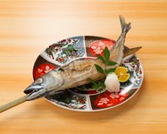 素材の旨みを引き出した名物料理を気軽に楽しめる｢ひもの屋スタンダードコース｣｡