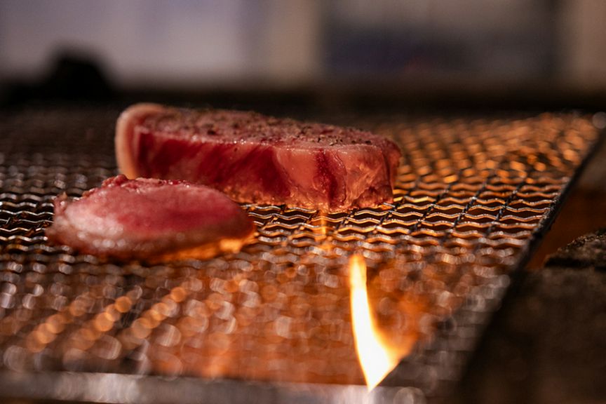 名物の干物と肉料理をどちらも楽しめる､ひもの屋自慢の"いいとこ取り"コース｡