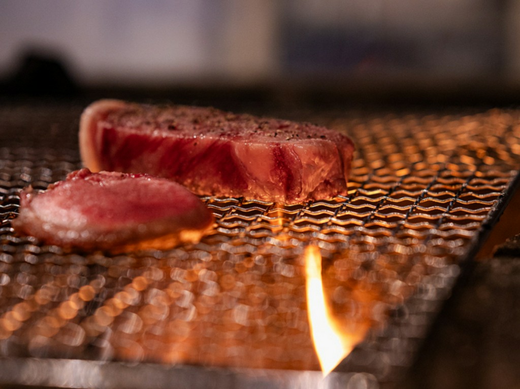 名物の干物と肉料理をどちらも楽しめる､ひもの屋自慢の"いいとこ取り"コース｡