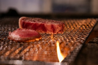 名物の干物と肉料理をどちらも楽しめる､ひもの屋自慢の"いいとこ取り"コース｡
