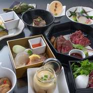 和食を軸にさまざまな技法を織り込んだ「くずし和食」を提供する【香季庵】。ジャンルにとらわれない、自由な発想で描かれる料理の数々は、ゲストを視覚から魅了します。彩り豊かな逸品で日本の四季を堪能できます。