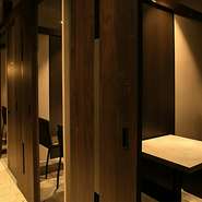 店内には多数の個室を完備。各テーブル2名、3～4名、5～6名、7～8名で利用でき、連動させることで12～14名、20～26名で利用できる大部屋としても対応可。さまざまな人数、シチュエーションで利用できます。