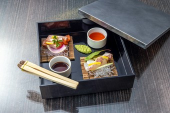 旬を味わう『本日の鮮魚お造り（2種盛り）くずし醤油』