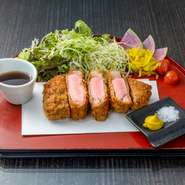 雪室でゆっくりと熟成した豚ロース肉のトンカツ。しっとりとした肉質、かどの取れたまろやかな味わいで、肉本来の旨みをたっぷりと堪能できます。