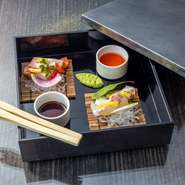 料理の要を担う魚介類は、鮮度・品質を吟味し日々仕入れを行っています。その日一番おいしい魚を丁寧に捌いた『お造り』は、日本酒と合わせるのがオススメです。