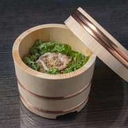 良質な食材との巡り合わせも、人と人との繋がりを大切にしてきたからこそ。季節の野菜はもちろん、米や卵など料理を構成するすべてがこだわりの食材です。