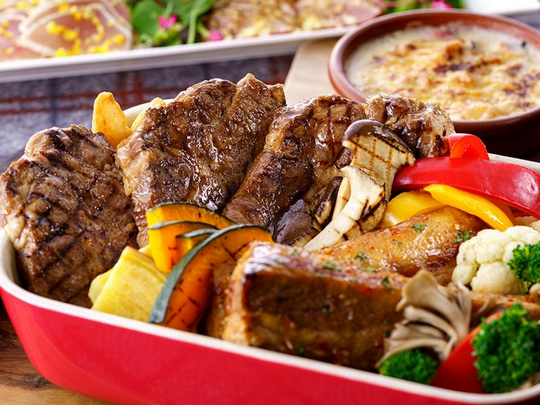 シェフが目の前で調理する「ライブキッチン」