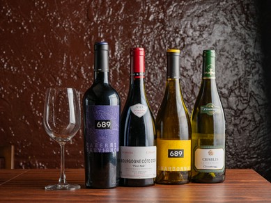 料理に合わせて選ばれた赤・白のワインを10種類以上用意