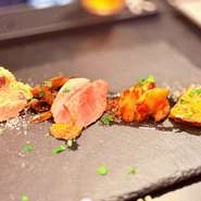 旬の食材を活かした前菜を、7種揃えて一皿に盛付けています。それぞれの味が引き立つように仕上げられており、季節感とバランスの良さが伝わる構成。食事の始まりに相応しい一品です。