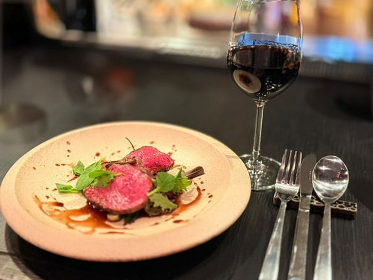 柔らかさと旨みが織りなす『黒毛和牛赤身肉のステーキ　赤ワインソース』