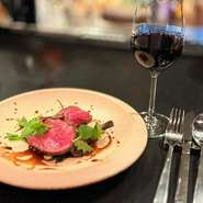 国産黒毛和牛の部位までこだわり、ゆっくりと火入れすることで生まれる柔らかな食感と、ガツンと届く肉の旨み。芳醇な赤身に赤ワインソースが重なり、余韻まで印象深く味わえます。