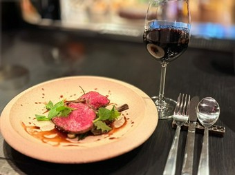 柔らかさと旨みが織りなす『黒毛和牛赤身肉のステーキ　赤ワインソース』