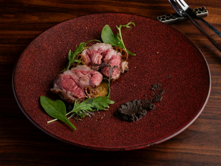 洗練された一皿『仔羊のロースト　タプナードと香草の香り』