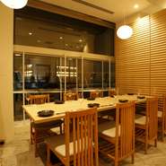 隣席とはパーテーションで仕切りも可能