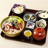 たからやま醸造の甘酒カクテル(ノンアルコール)/合鴨ロース煮/小鉢/とろろ/サラダ/鈴木さんちの美味しいお米(新潟県十日町産 魚沼コシヒカリ)/香の物/味噌椀