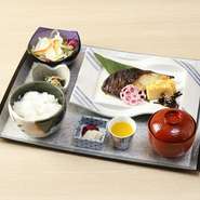 銀鱈の西京焼き/たからやま醸造の甘酒カクテル(ノンアルコール)/小鉢/サラダ/鈴木さんちの美味しいお米(新潟県十日町産 魚沼コシヒカリ)/香の物/味噌椀