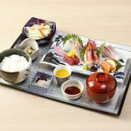 お造り五種盛り合わせ/たからやま醸造の甘酒カクテル(ノンアルコール)小鉢/サラダ/鈴木さんちの美味しいお米(新潟県十日町産 魚沼コシヒカリ)/香の物/味噌椀