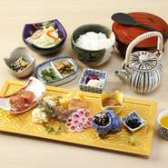 自慢の美味しい銀シャリを贅沢に味わって頂くために。御飯のお供を少しずつ多品種で。最後は美味しい出汁を掛けて出汁茶漬けでお召し上がりください。