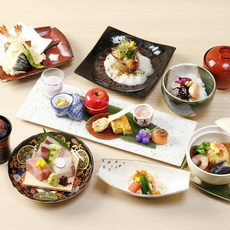 酒肴8種盛りから始まる酒飲みの為の特別会席。
お飲み物とお楽しみください。
※お食事のみのプランです