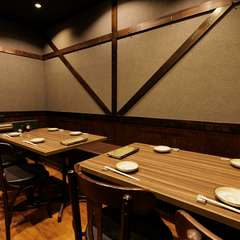 友人同士で気兼ねなく食事ができるテーブル席