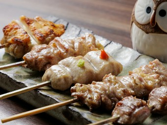 香ばしさと旨みを楽しむ『炭火焼き鳥』