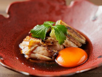 鮮度抜群の鶏を一味違うテイストで『もも肉タタキすき焼き風』
