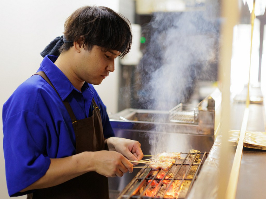 カウンター越しのコミュニケーションや、調理の臨場感も醍醐味