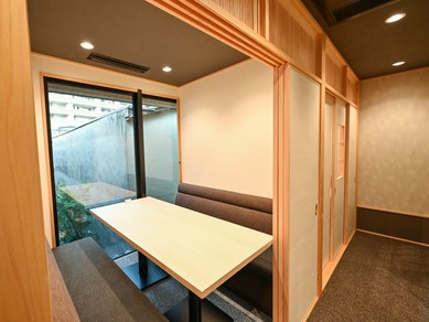 石畳を望む完全個室で、落ち着いた時間を楽しめる