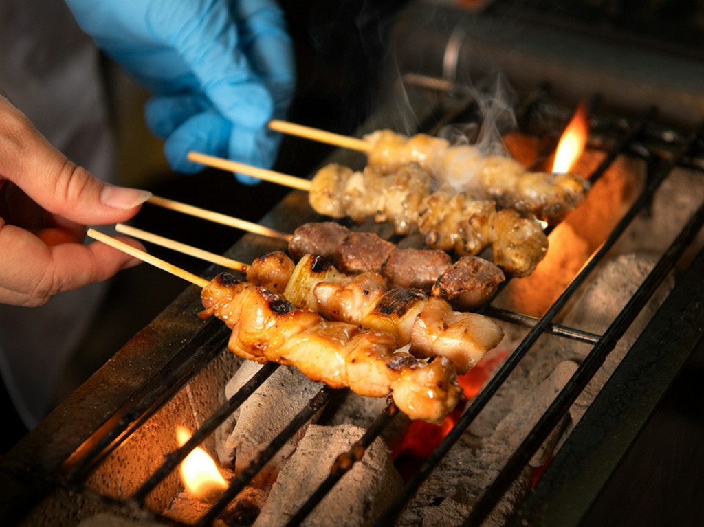 祇園で味わう至福の炭火焼鳥。翌5時まで営業の隠れ家的焼鳥店