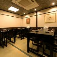 風情を楽しみながらの日本らしい食体験を楽しめるお店。ゆったりと過ごせるテーブル席もあり、観光の合間や海外からのお客様を迎える場面でも心強い存在です。京都の夜にふさわしいおもてなしを提案してくれます。