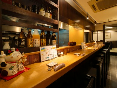 カウンター席でゆっくりと、食事を楽しむ大人の時間